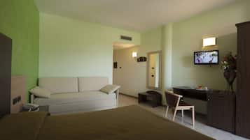 Driepersoonskamer | Een minibar, een kluis op de kamer, een bureau, geluiddichte muren