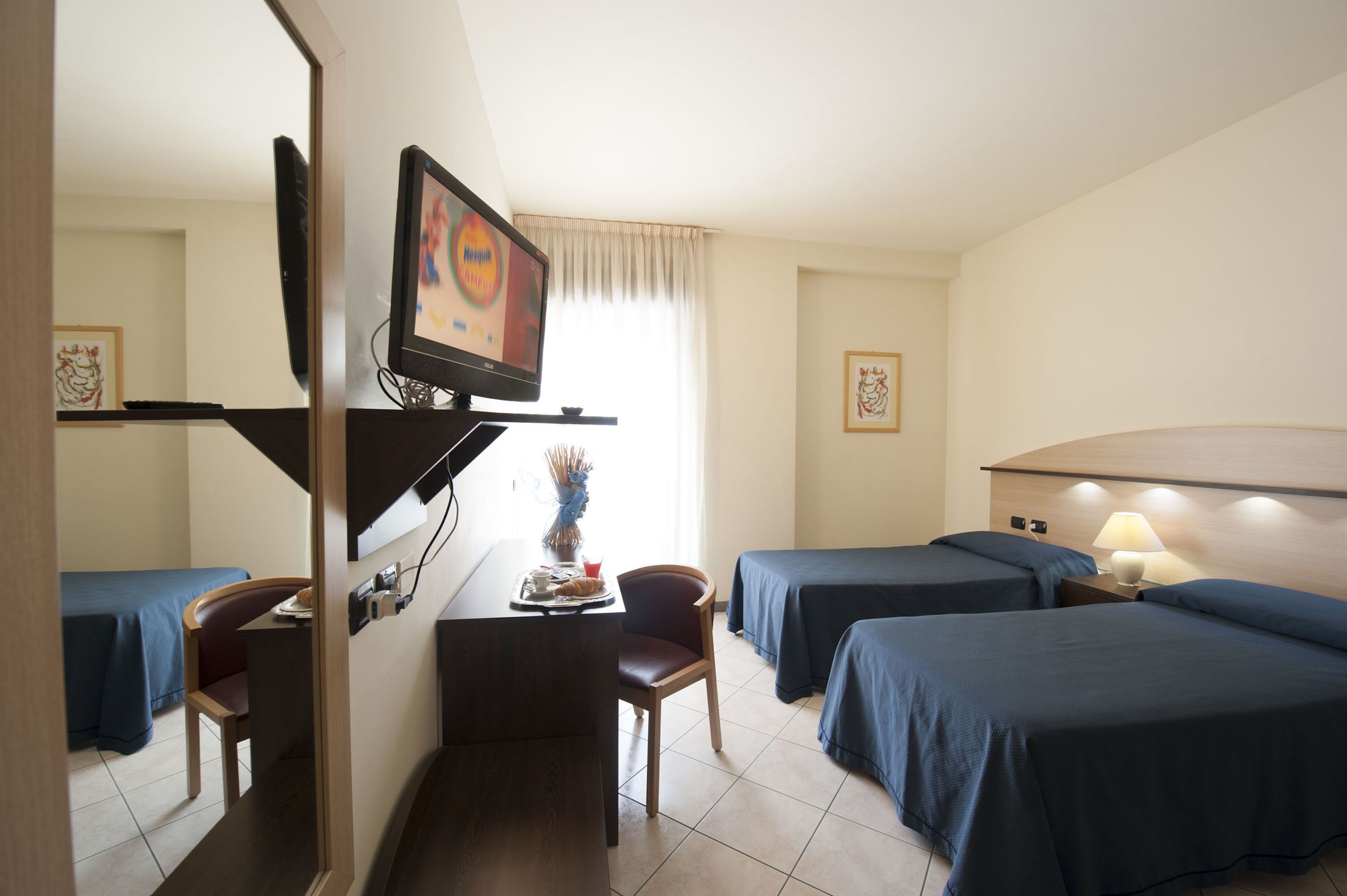 standard room, 2 single beds | minibar, in-room safe, desk, soundproofing