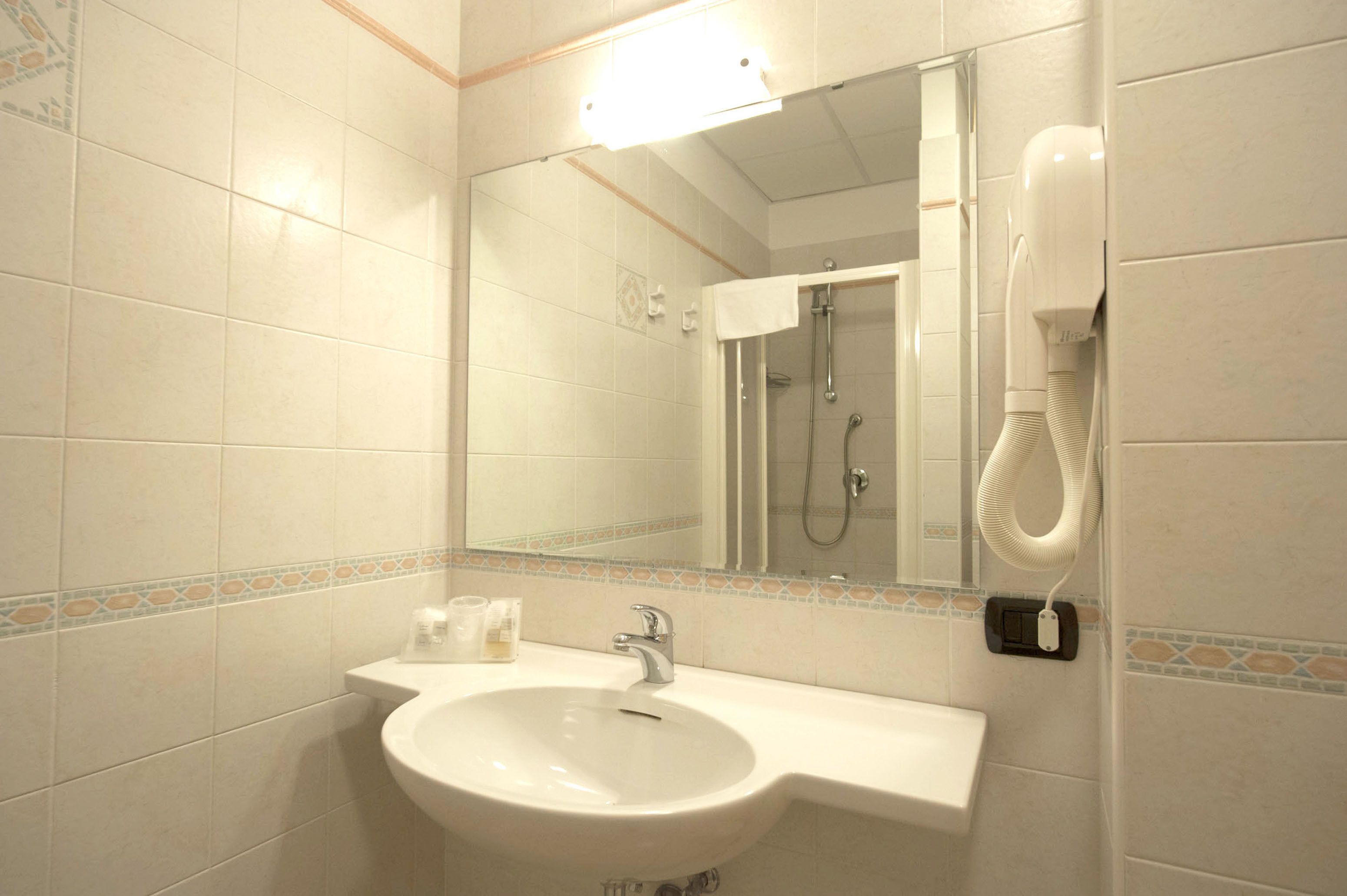 standard room, 2 single beds | bathroom | free toiletries, hair dryer, towels