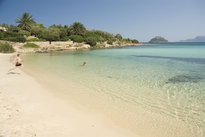 On the beach, sun loungers, beach umbrellas, beach towels - Residence Baia Caddinas (Golfo Aranci)