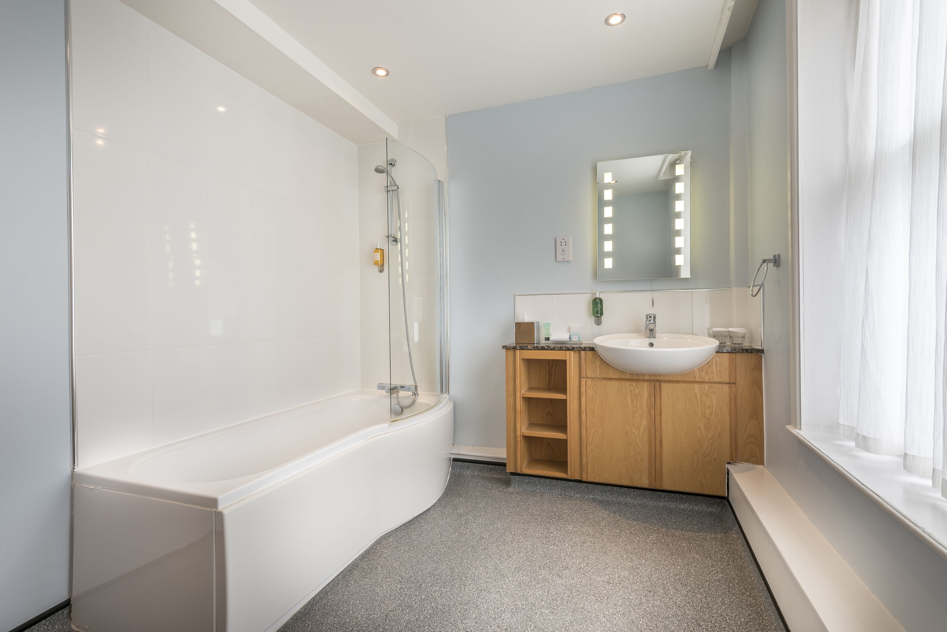 superior double room | bathroom | free toiletries, hair dryer, towels, soap