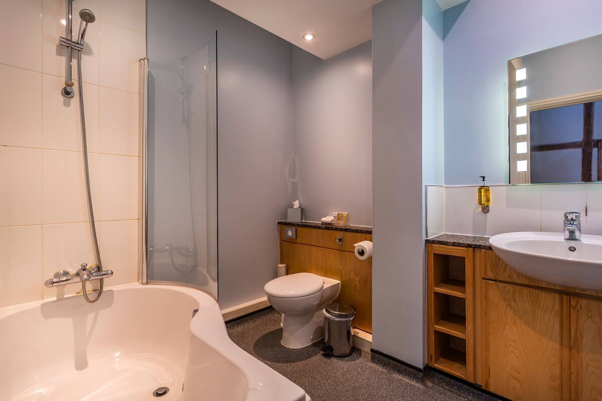 deluxe suite | bathroom | free toiletries, hair dryer, towels, soap