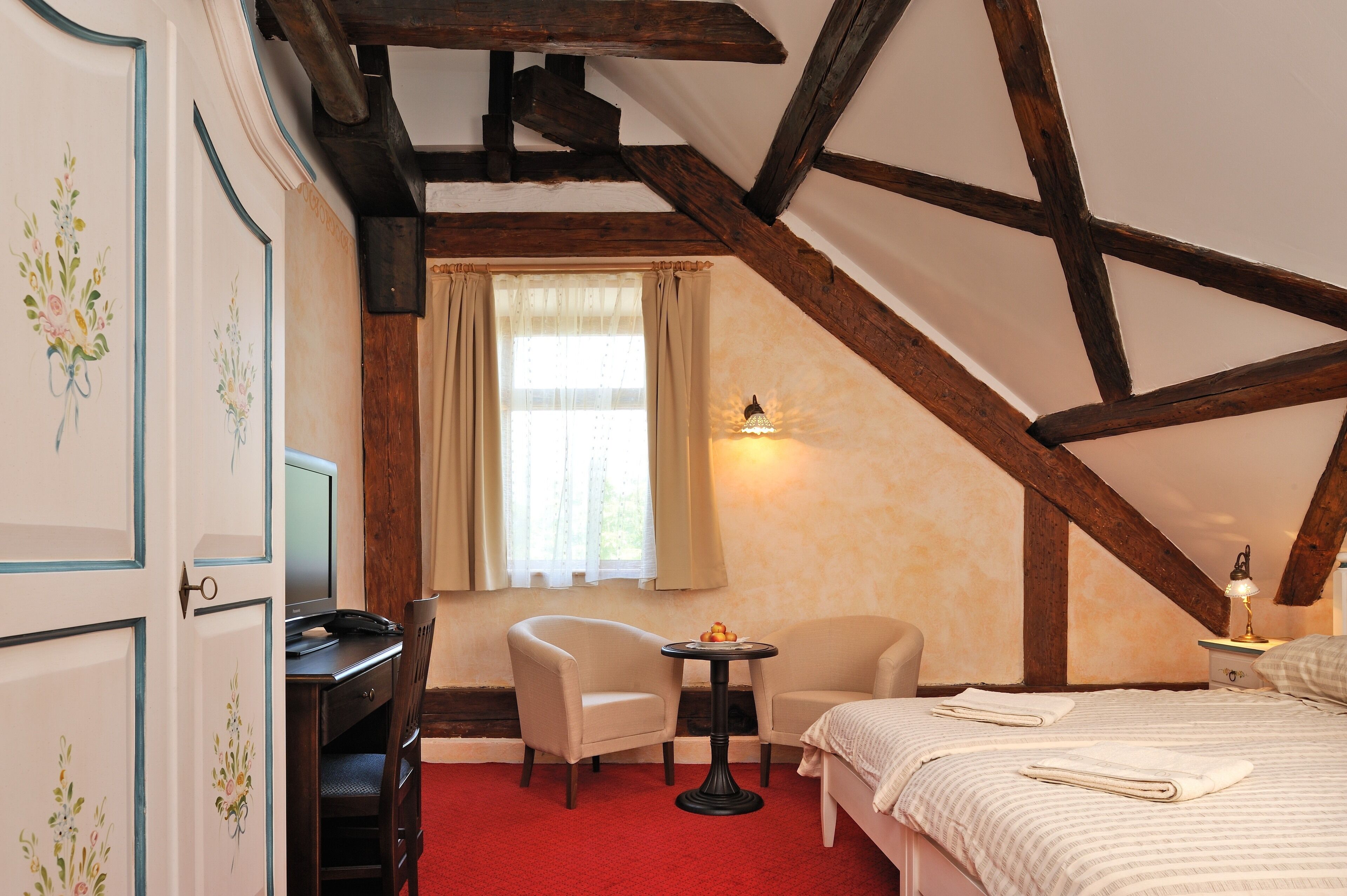 classic double room | minibar, individually decorated, individually furnished