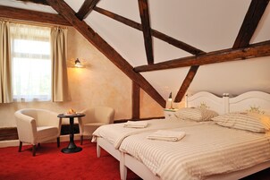 Classic Double Room | Minibar, individually decorated, individually furnished