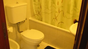 Bathtub, free toiletries, hair dryer, towels - Residencial Porto Novo (Porto)