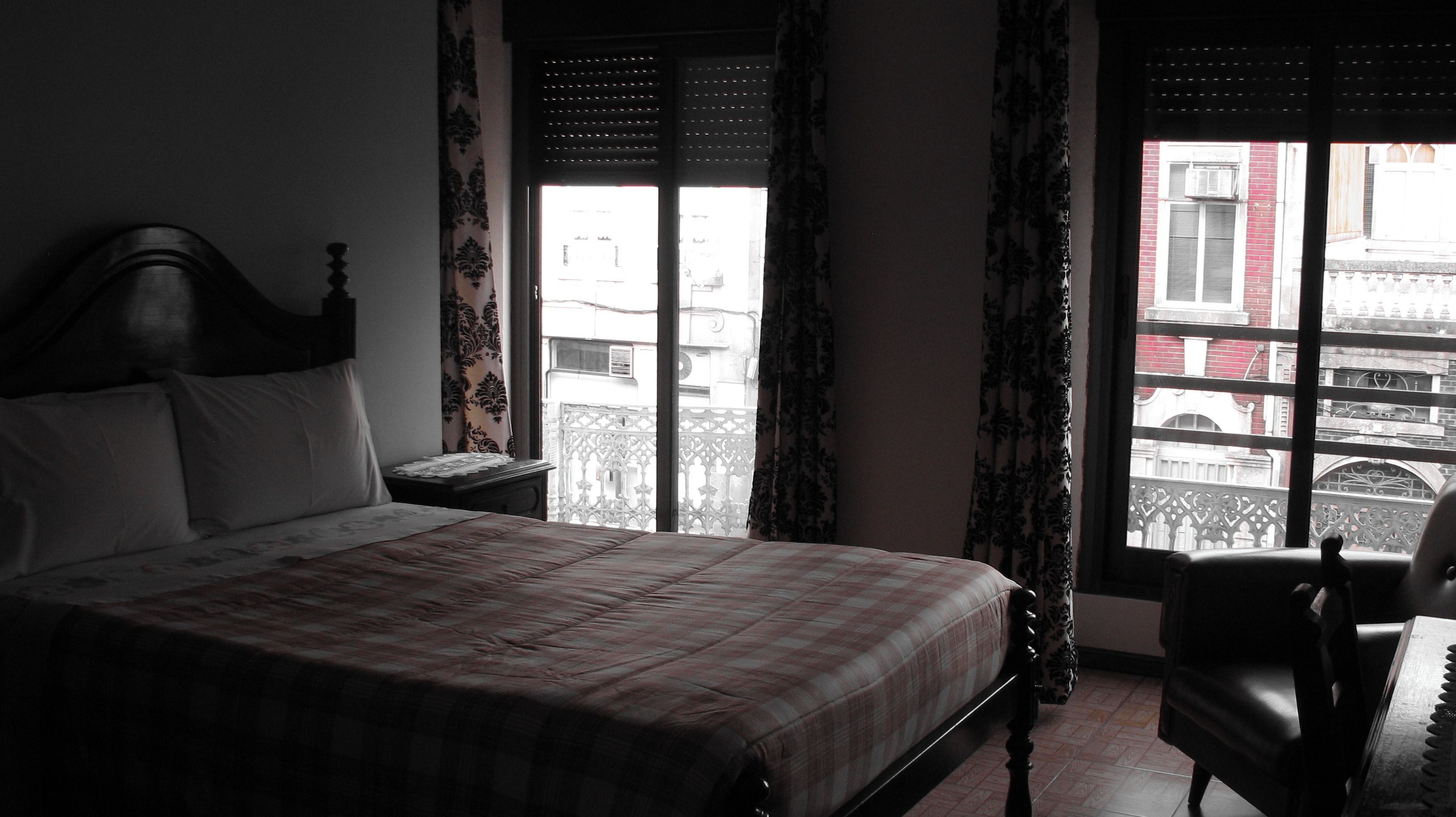 Bàn, nôi/giường cho trẻ sơ sinh (phụ phí) 