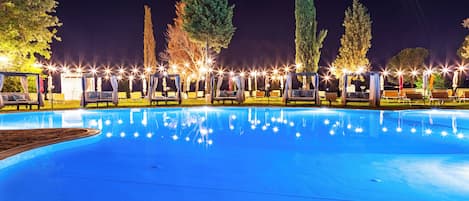 Outdoor pool, an infinity pool, open 9 AM to 8 PM, pool loungers