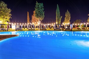 Outdoor pool, an infinity pool, open 9 AM to 8 PM, sun loungers