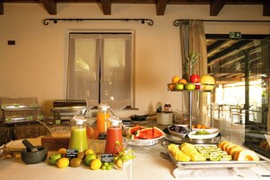 每日供应自助式早餐（每人 EUR 10）