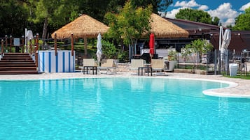 Außenpool, Infinity-Pool, Liegestühle