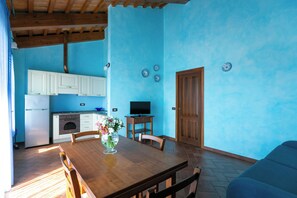 ラグジュアリー アパートメント 2 ベッドルーム 禁煙 | リビング エリア | 32 インチの液晶テレビ (デジタル放送視聴可)