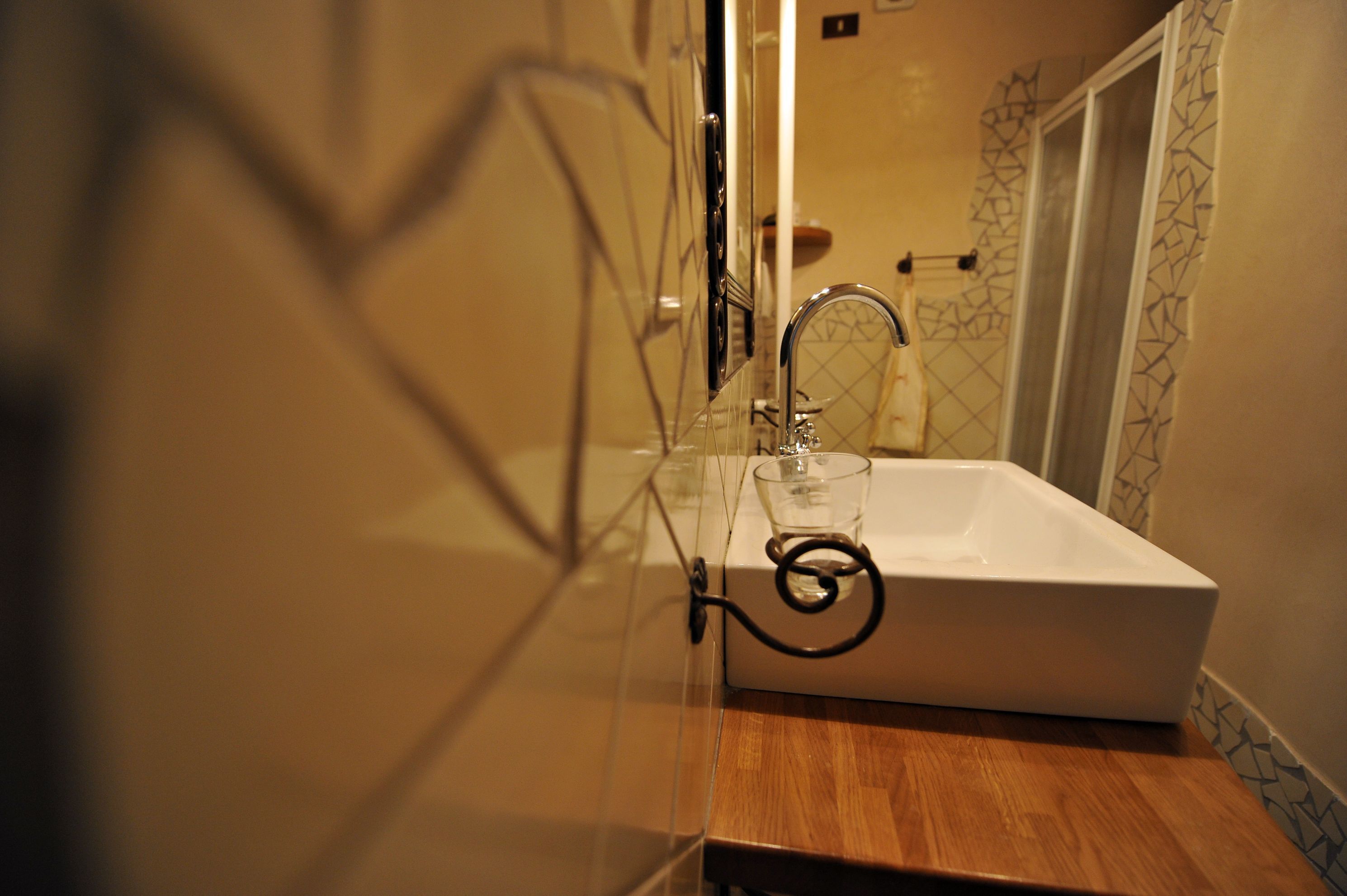 shower, free toiletries, hair dryer, bidet