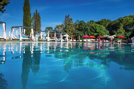 Outdoor pool, an infinity pool, open 9 AM to 8 PM, sun loungers