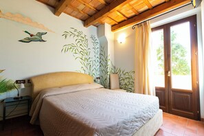 ジュニア スイート クイーンベッド 1 台 禁煙 ガーデンビュー | 羽毛の掛け布団、ピロートップベッド、ミニバー、デスク