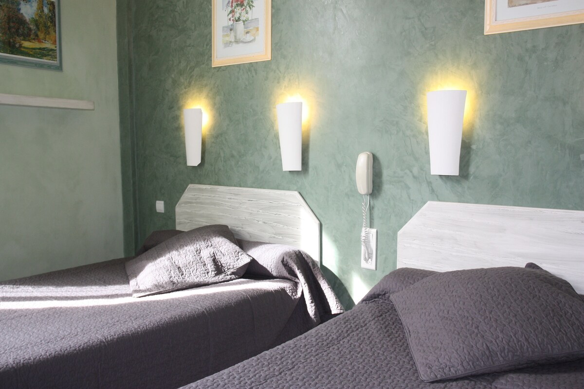 C Twin room (2 single beds) | Tallelokero huoneessa, äänieristys, vauvansängyt, ilmainen Wi-Fi