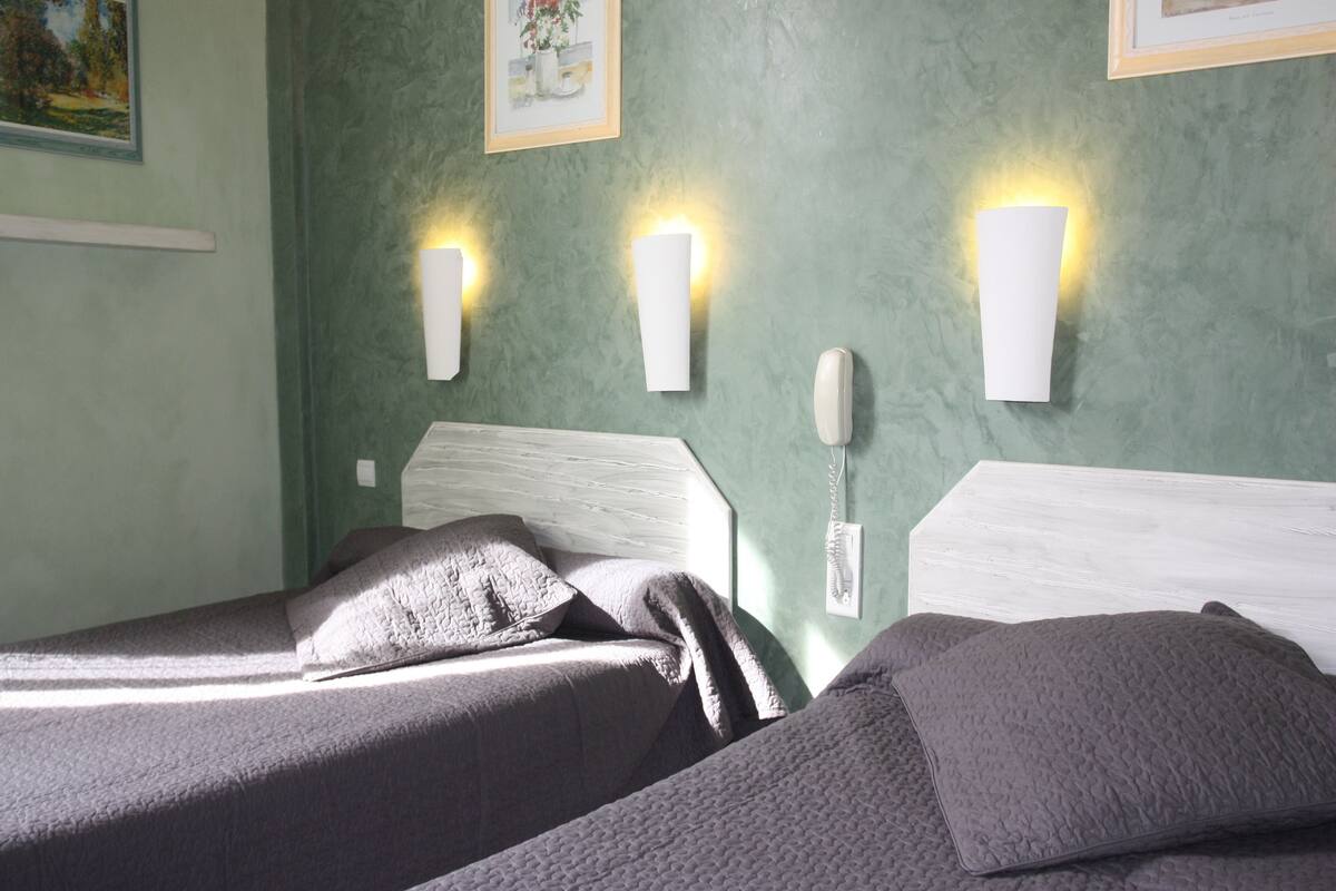 C Twin room (2 single beds) | Caja fuerte y sistema de insonorización