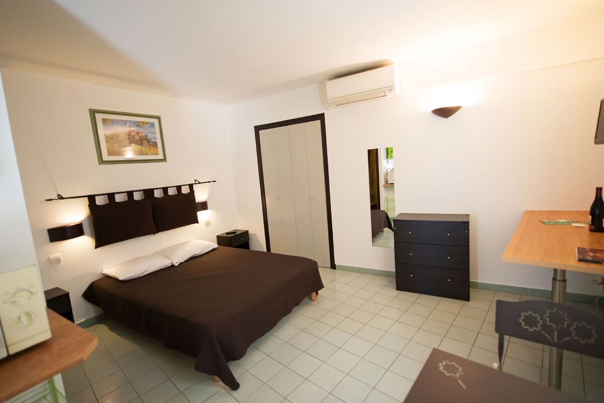 F Studio (1 double bed) | Tallelokero huoneessa, äänieristys, vauvansängyt, ilmainen Wi-Fi