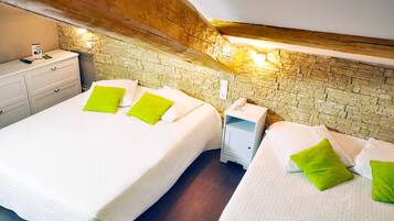 E Family Room (2 double beds) | Tallelokero huoneessa, äänieristys, vauvansängyt, ilmainen Wi-Fi