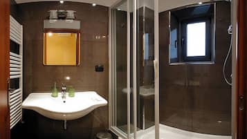 Double Room | Bathroom | Rainfall showerhead, free toiletries, hair dryer, bidet