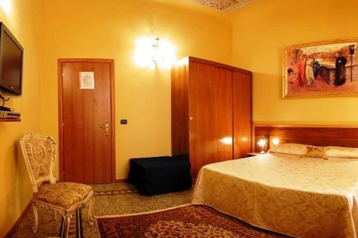 Værelse til 3 personer | Italienske lagner fra Frette, minibar, pengeskab på værelset, skrivebord