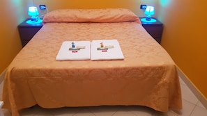 Basic Room | Frette Italian sheets, minibar, in-room safe, desk - La Luna Guesthouse (Florence)