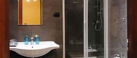 Driepersoonskamer | Badkamer | Een regendouche, gratis toiletartikelen, een haardroger, een bidet