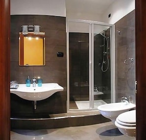 Dreibettzimmer | Badezimmer | Regendusche, kostenlose Toilettenartikel, Haartrockner, Bidet
