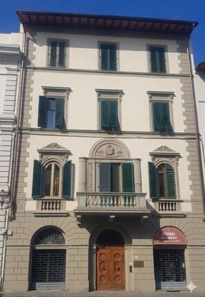 Unclassified image, 5 of 31, button - La Luna Guesthouse (Florence)