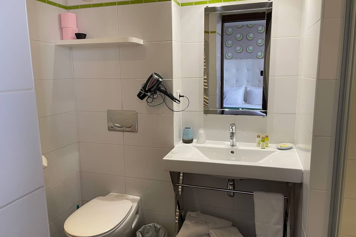comfort double room | bathroom | shower, free toiletries, hair dryer, towels
