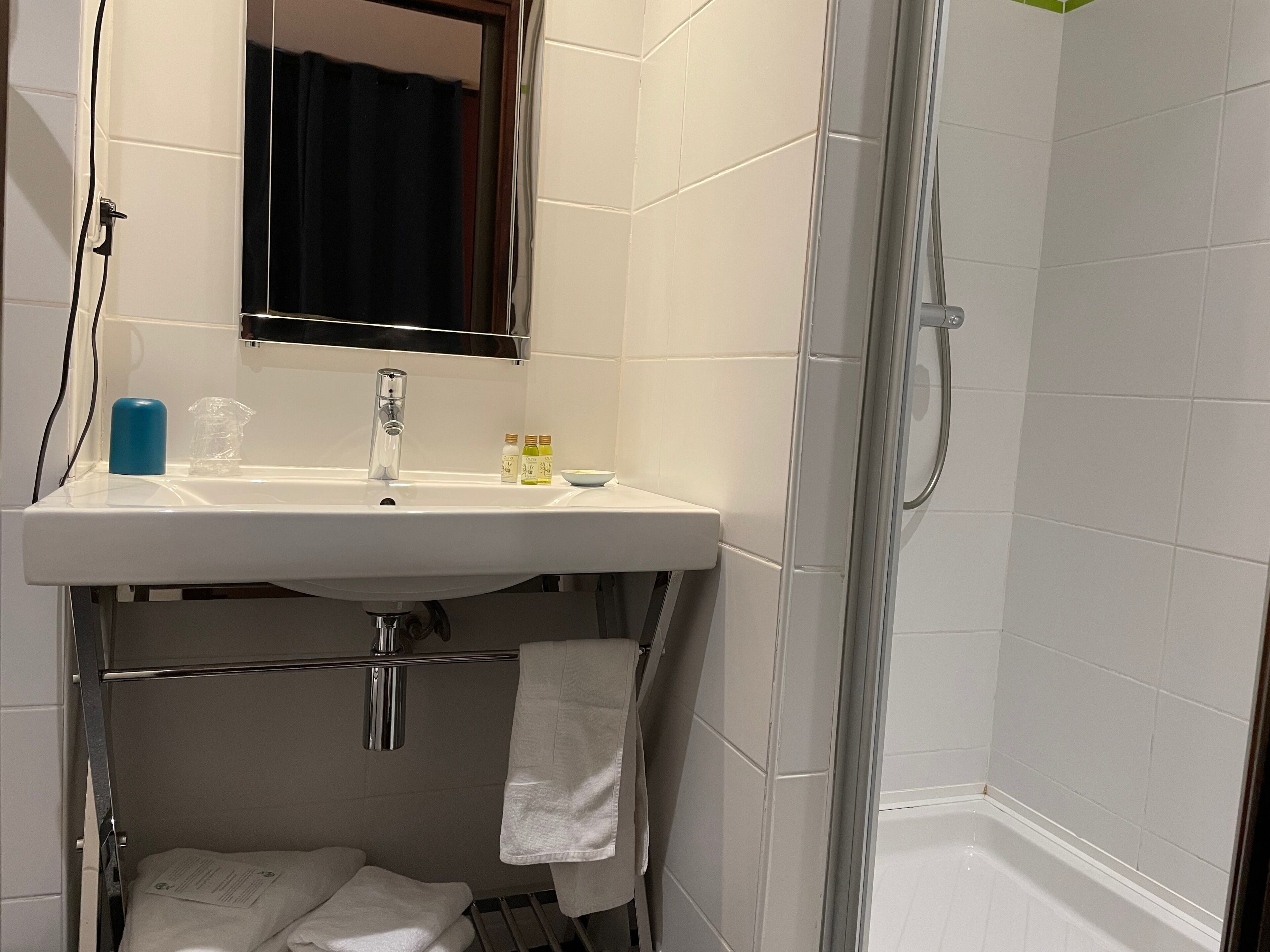 comfort double room | bathroom | shower, free toiletries, hair dryer, towels