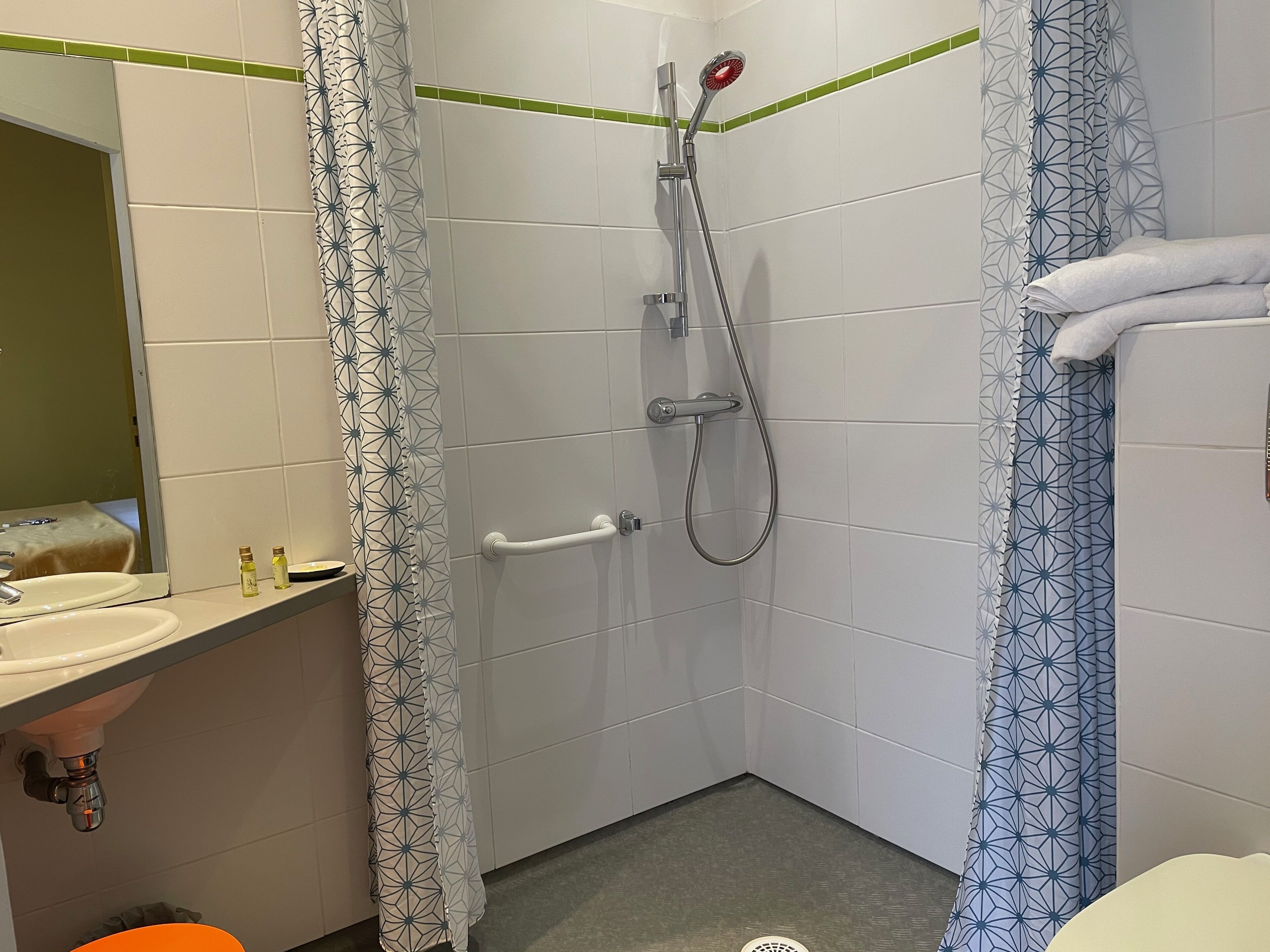standard double room, accessible | bathroom | shower, free toiletries, hair dryer, towels