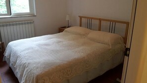 Premium bedding, desk, free cots/infant beds