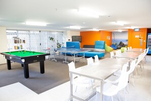 平面電視、乒乓球設施