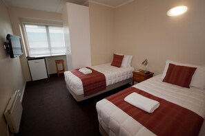 Twin Room, 2 Twin Beds, Ensuite | In-room safe, desk, free cribs/infant beds, bed sheets - City Lodge Accommodation (Auckland)