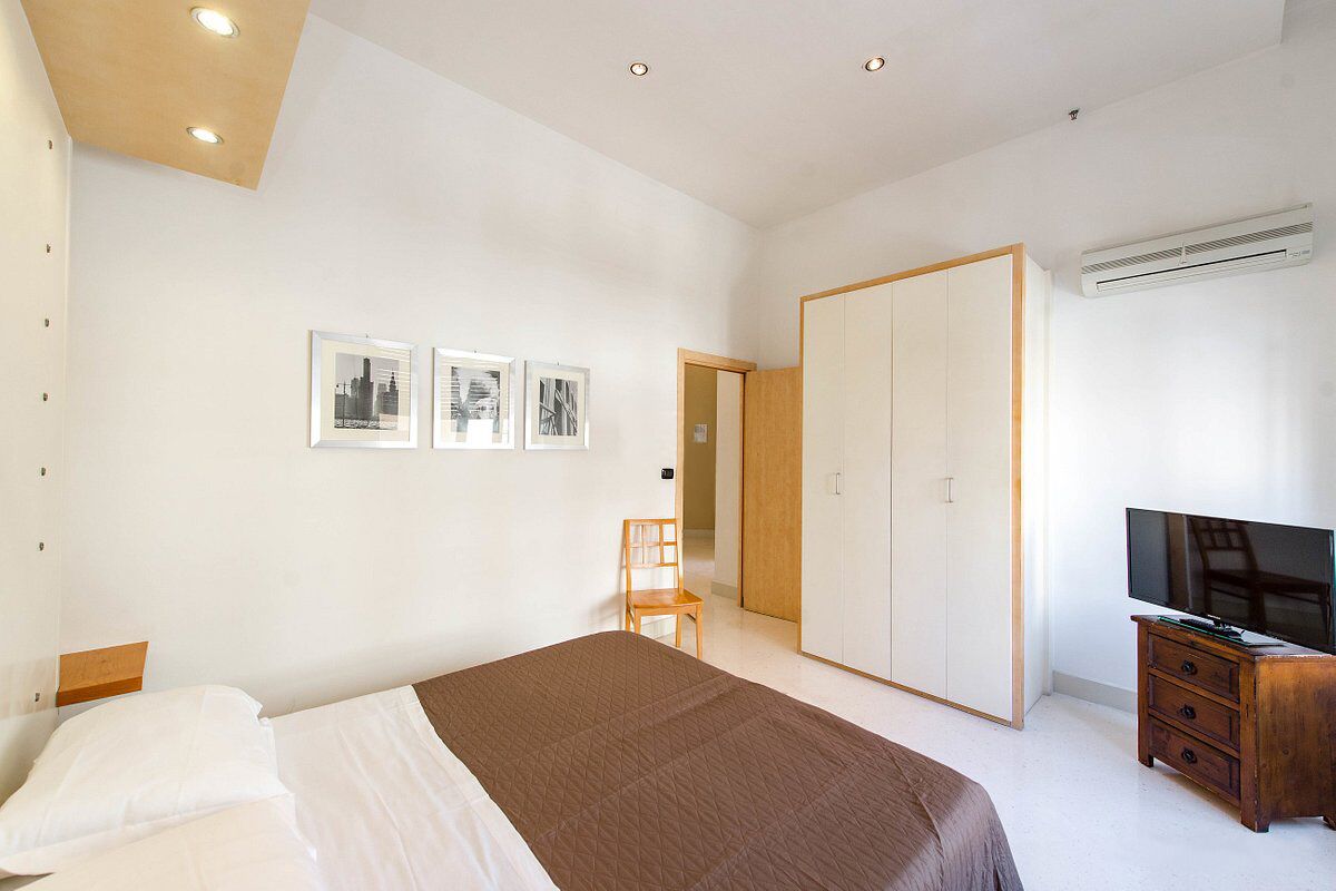 Double Room | In-room safe, WiFi (free), bed sheets