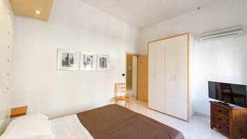 Double Room | In-room safe, WiFi (free), bed sheets