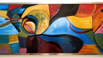 Una pintura abstracta y colorida.