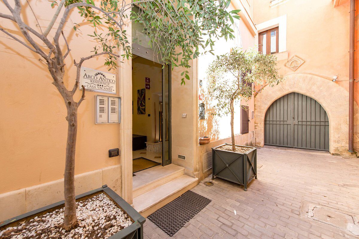 Une villa avec une pancarte indiquant qu’elle est disponible à la location.