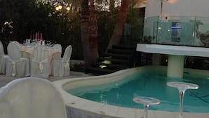 An outdoor pool area with a dining setup. - Leon d'Oro (Corleone)