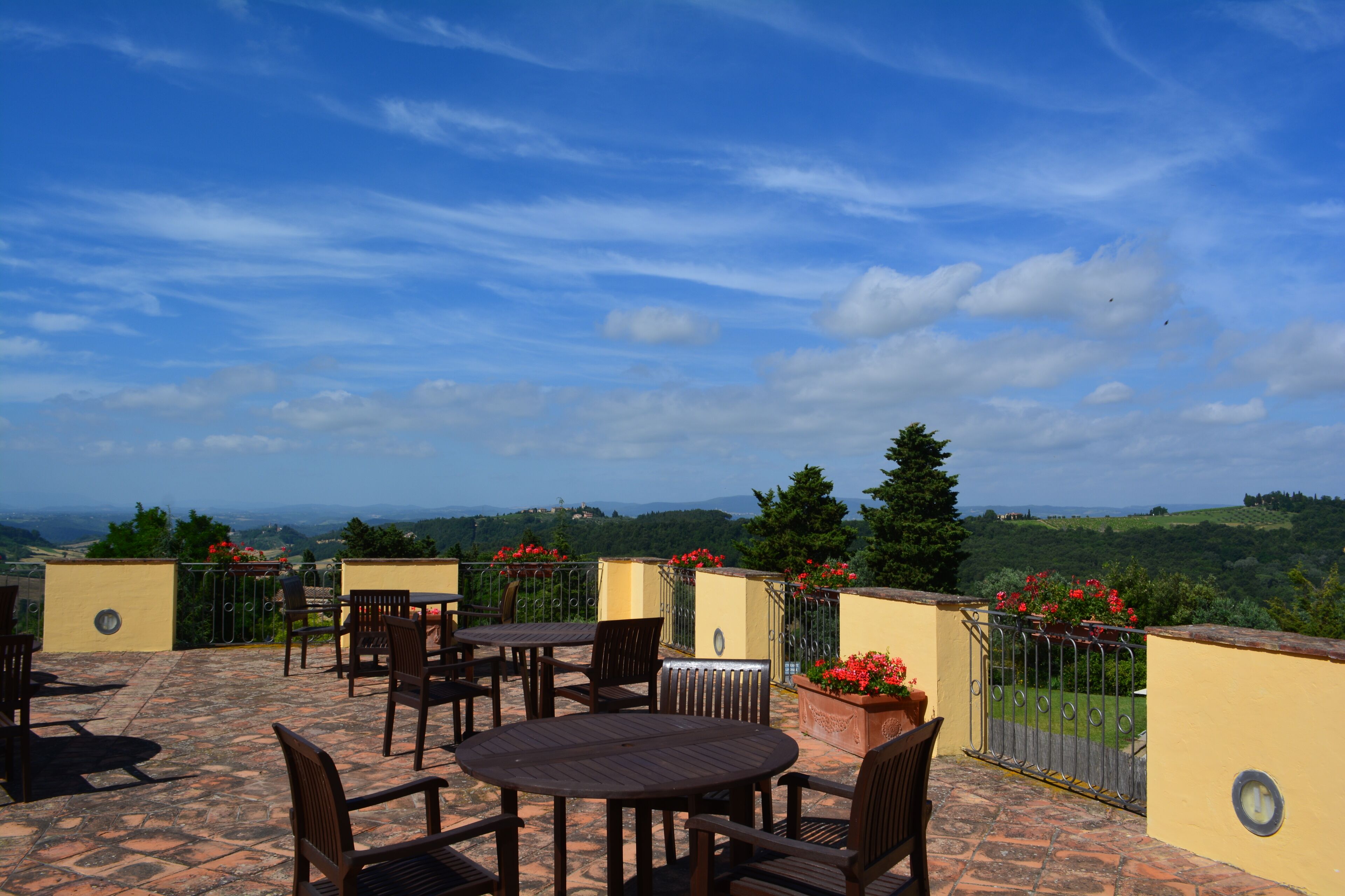 Um pátio com área de estar externa e vista panorâmica.