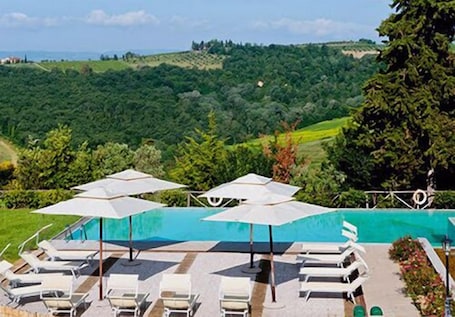 Una piscina al aire libre de temporada, sombrillas. Villa San Filippo