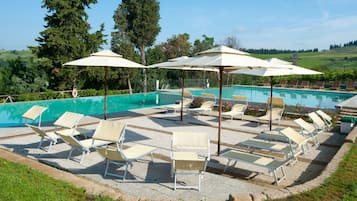 Außenpool (je nach Saison geöffnet), Sonnenschirme, Liegestühle