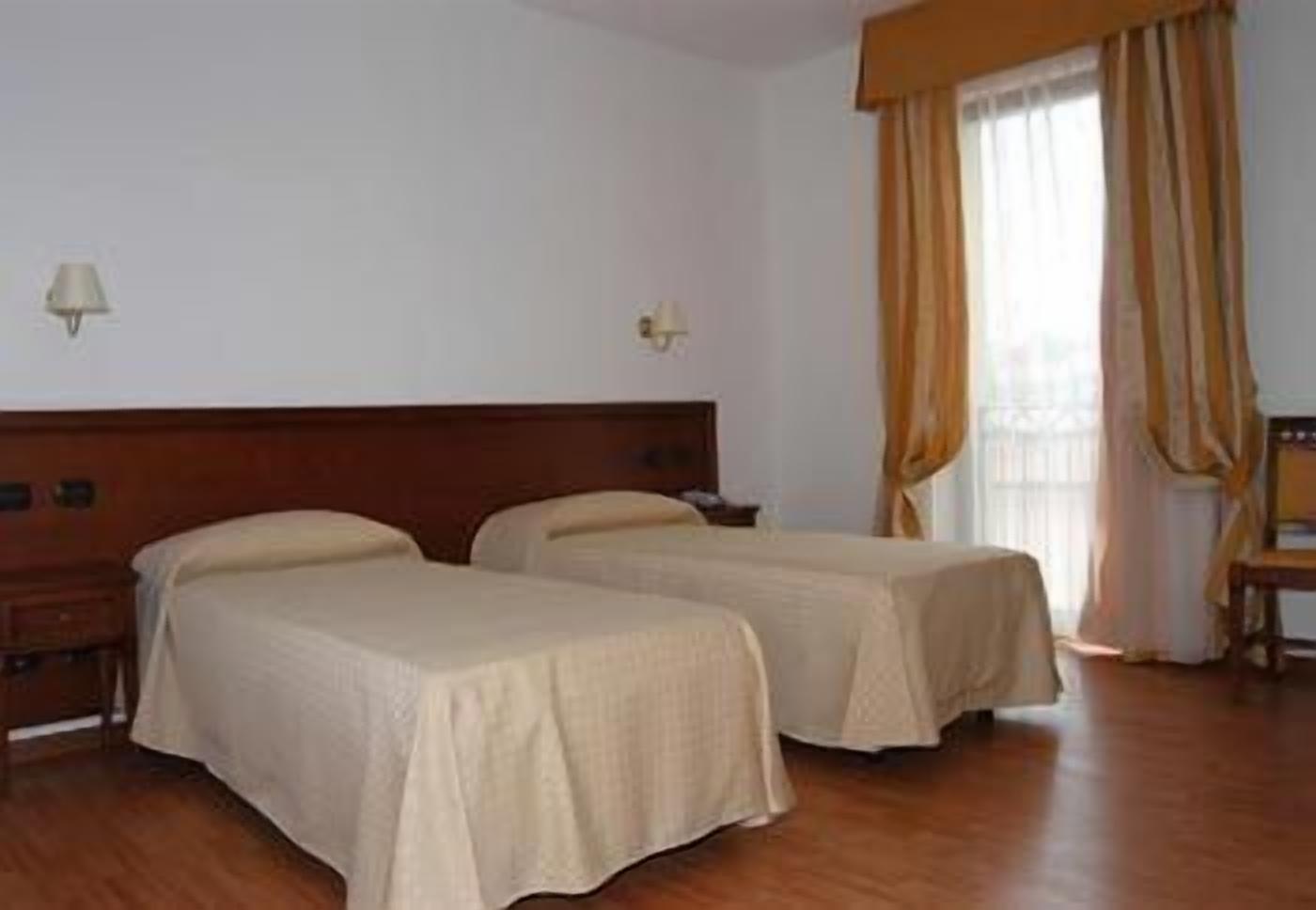 quadruple room | minibar, in-room safe, desk, free wifi