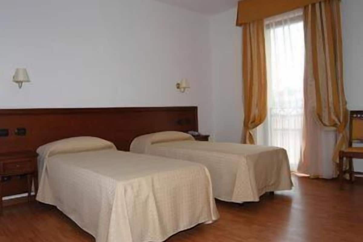 quadruple room | minibar, in-room safe, desk, free wifi