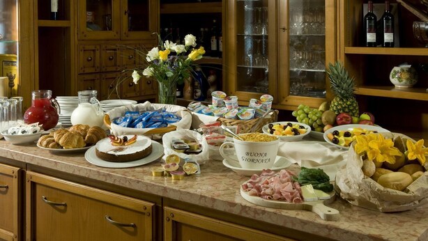 A breakfast buffet with various food items, including pastries, fruits, and cheeses. - Hotel Scaligero (Sommacampagna)