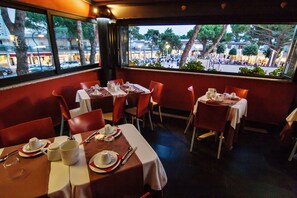 朝食 (ビュッフェ)、毎日提供 (無料)