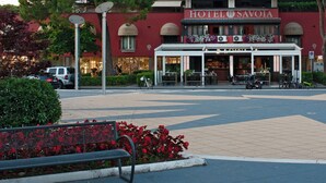 Ein Hotel mit roter Fassade und einem zentralen Eingang.