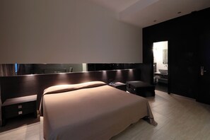 Classic Double or Twin Room | Minibar, in-room safe, desk, laptop workspace - Muà B&B (Bologna)