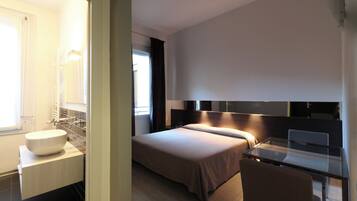 Minibar, coffres-forts dans les chambres, bureau