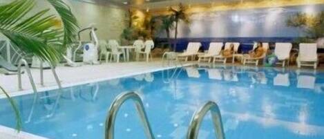 Een binnenzwembad en een buitenzwembad